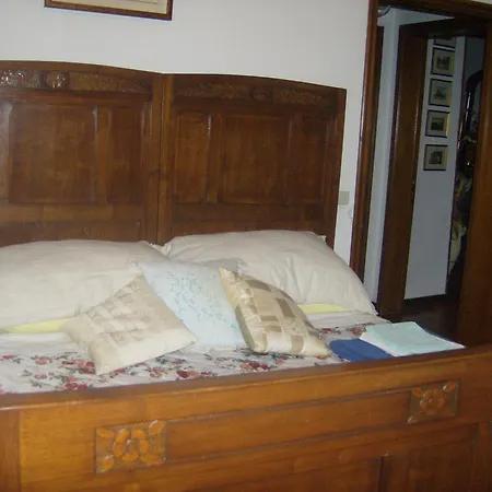 לינה וארוחת בוקר Casa Dina 4*