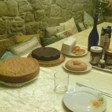 לינה וארוחת בוקר Casa Dina